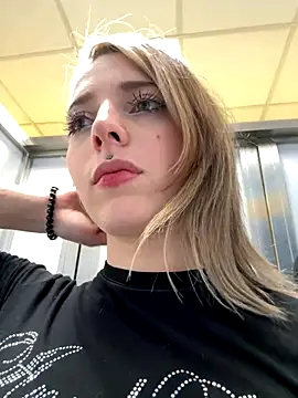 LoraaDoll live sex cam