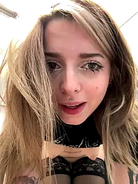 LoraaDoll live sex cam