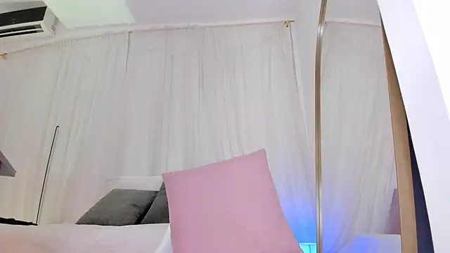 Petite_Lucie's cam snapshot