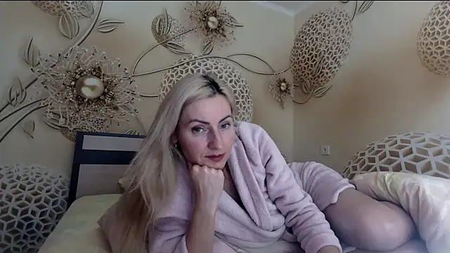 Yourrealgirl's cam snapshot