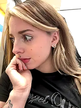 LoraaDoll live sex cam