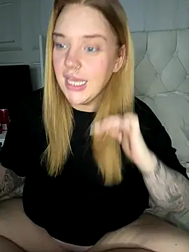 CurvyGirlMyla's cam snapshot