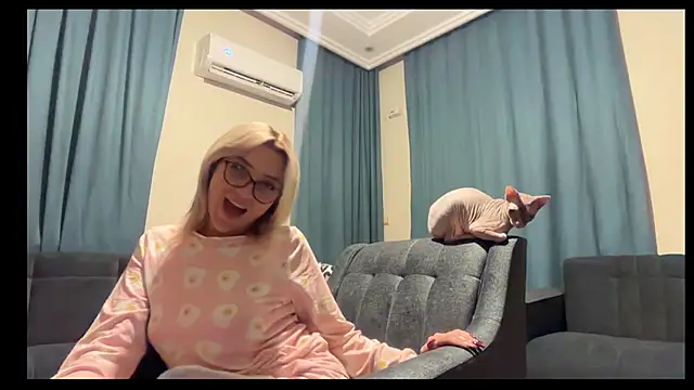 yaprakmericc live sex cam