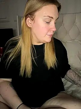 CurvyGirlMyla's cam snapshot