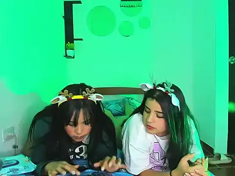 Babyhoney18 live sex cam