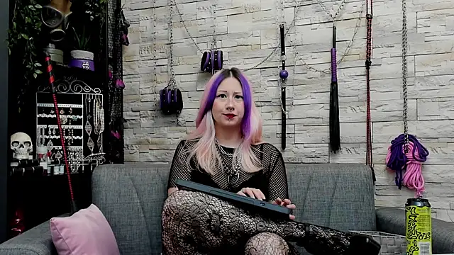 CruelMistress live sex cam