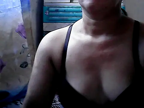 yoursPinayMama1682 live sex cam