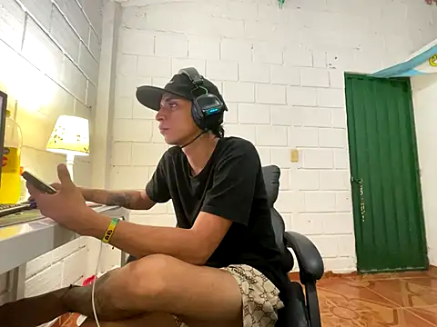 Max_TheHorseDick live sex cam