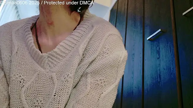 Emilia0606 live sex cam