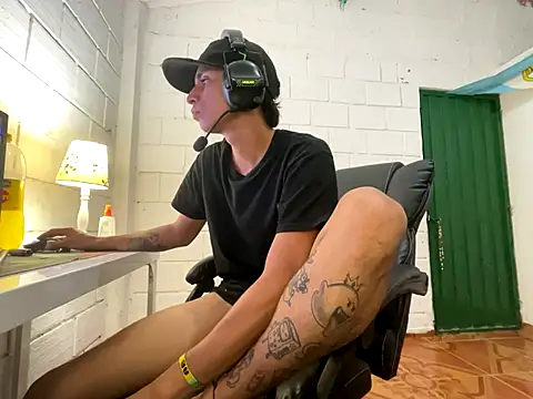 Max_TheHorseDick live sex cam