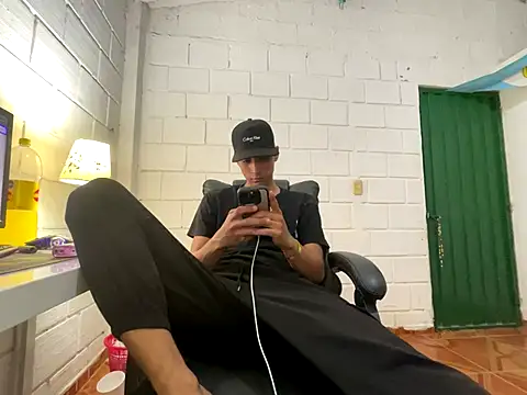 Max_TheHorseDick live sex cam