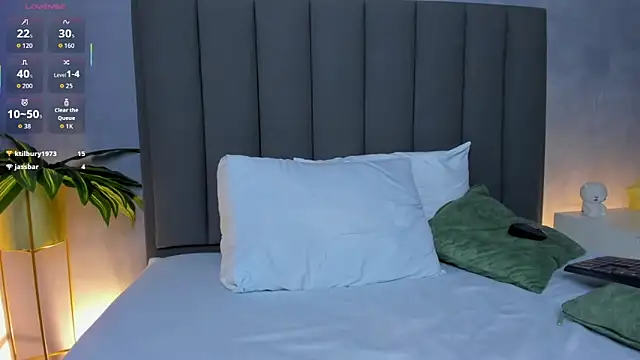 lindaa_natashaa_'s cam snapshot