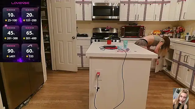 Blondiewithanass live sex cam