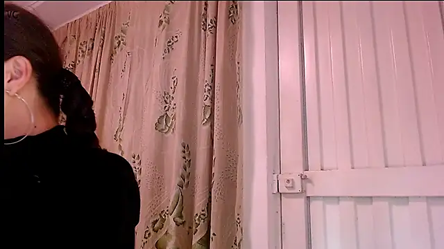 saara_johnson496 live sex cam