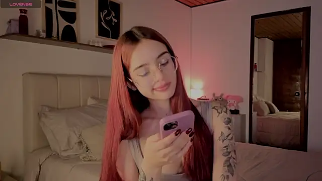 Roxxy_mora's Stripchat show and profile