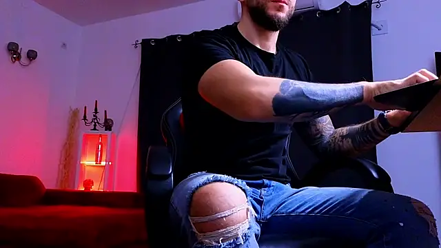 MightyAaron66 live sex cam