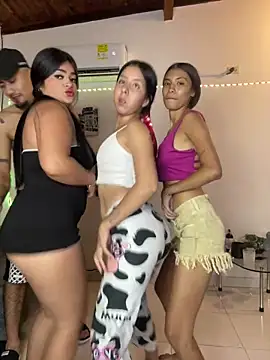 royalgirls_x's cam snapshot