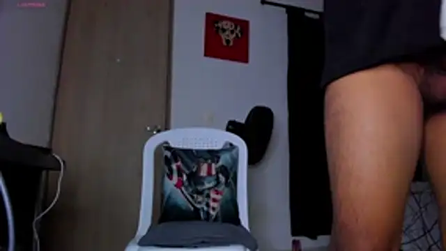 Cloudy_pigDude live sex cam