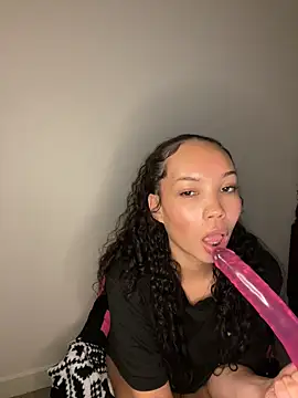 nikkiloveee live sex cam