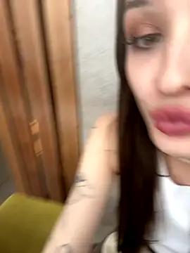 ErikaMuse's cam snapshot