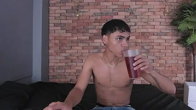 adam_piarse01's cam snapshot