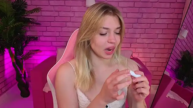 Margo_Robbbie's cam snapshot