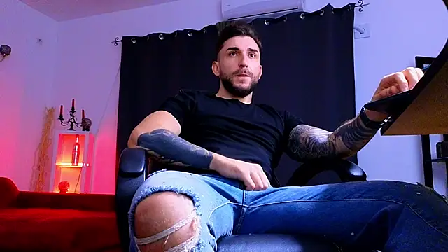 MightyAaron66 live sex cam