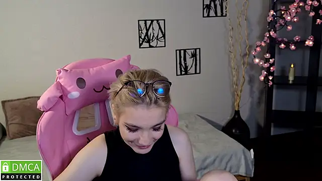 Megan_Lora's cam snapshot