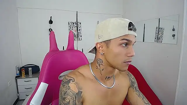 Leonard_Price live sex cam