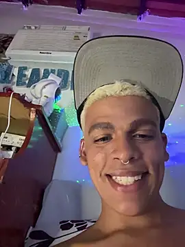 MrLeoLatino live sex cam