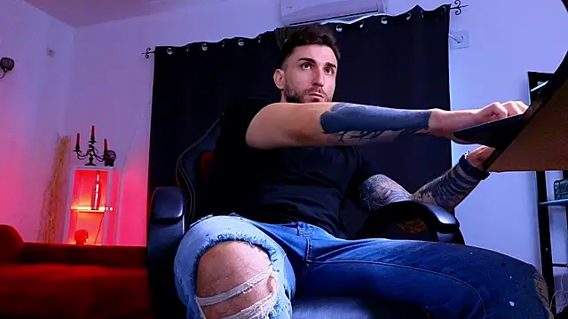 MightyAaron66 live sex cam