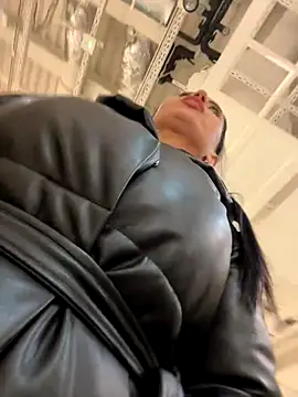 CrazzyChicks live sex cam