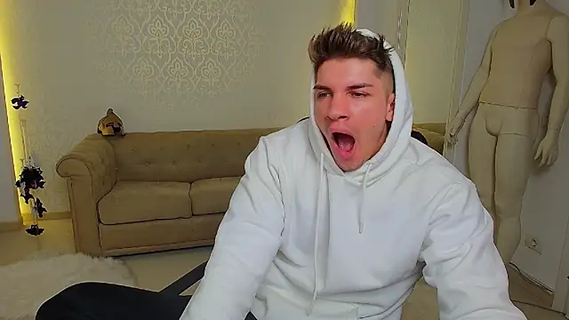 MaxKaiden live sex cam