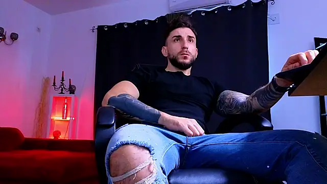 MightyAaron66 live sex cam