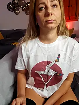 AngelaDesires live sex cam