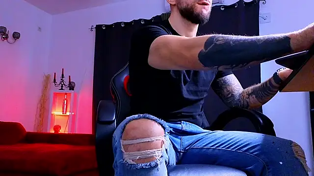 MightyAaron66 live sex cam