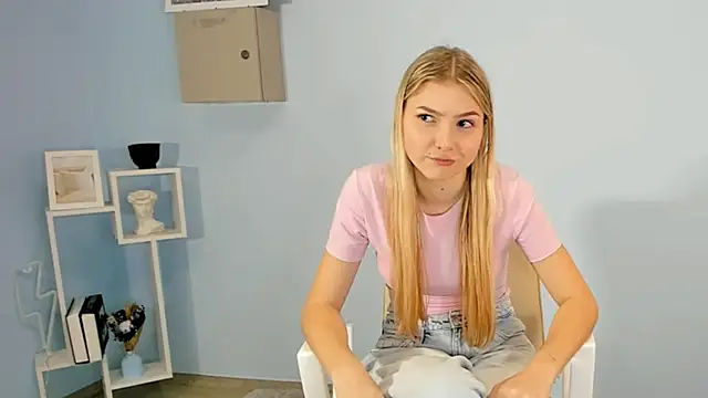 LaunaStrate's cam snapshot