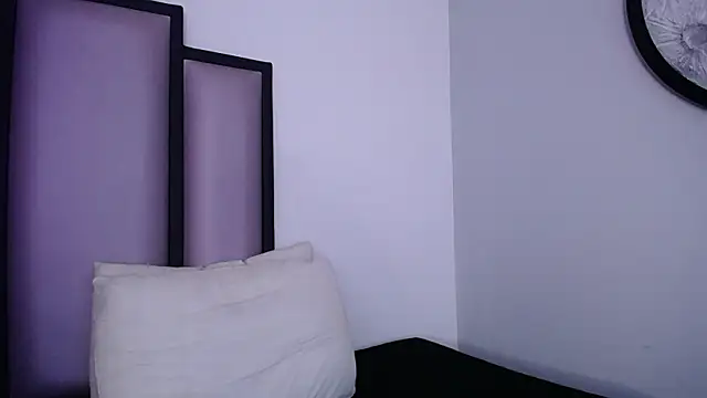 Lucy-23 live sex cam