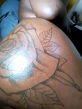 Hugemassivebootie live sex cam