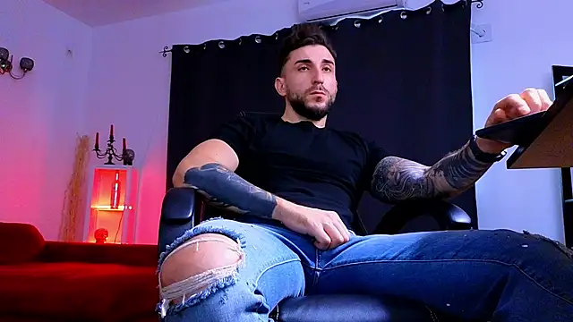 MightyAaron66 live sex cam