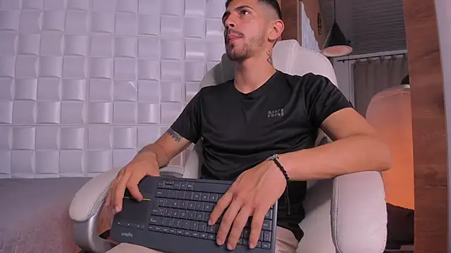 AlejandroStormm live sex cam