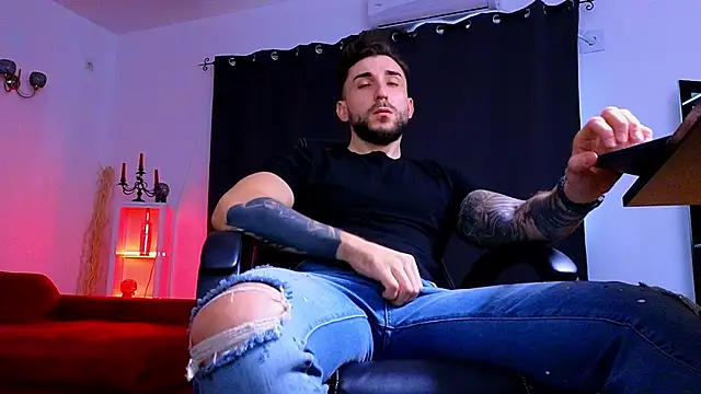 MightyAaron66 live sex cam