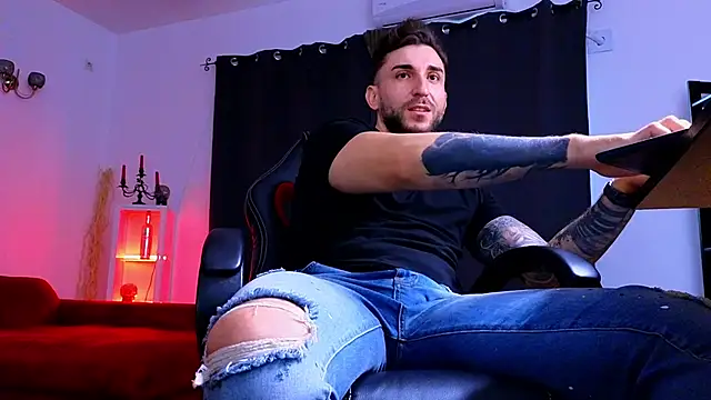 MightyAaron66 live sex cam