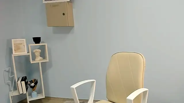 LaunaStrate live sex cam