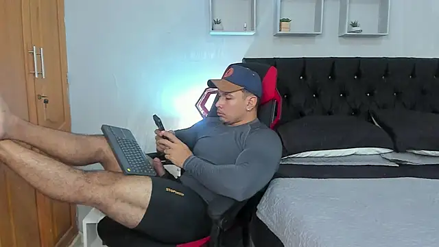 tyler_hank01 live sex cam