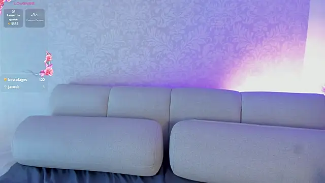 Emmi_Roberts's cam snapshot