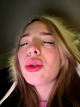 LoraaDoll live sex cam