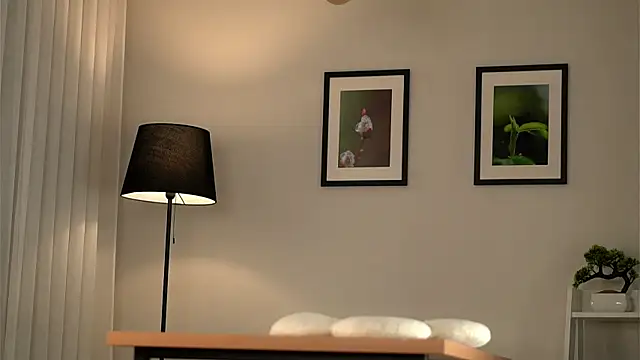 ZitaCring live sex cam