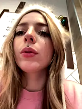 LoraaDoll live sex cam