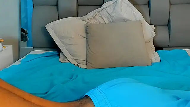 Kendra_and_liam's cam snapshot